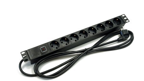 Блок  розеток 220В,8 гн.,1U, 16A, встроенный кабель 3Х1,5 мм+индикатор